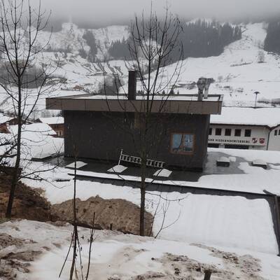 Feuerwehrleute bei Aufräumarbeiten im Bezirk Lieze