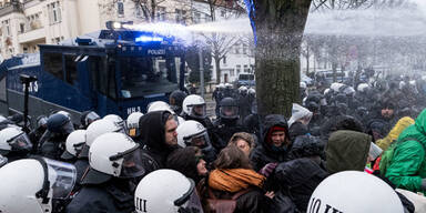 Wasserwerfer-Einsatz gegen AfD-Gegner