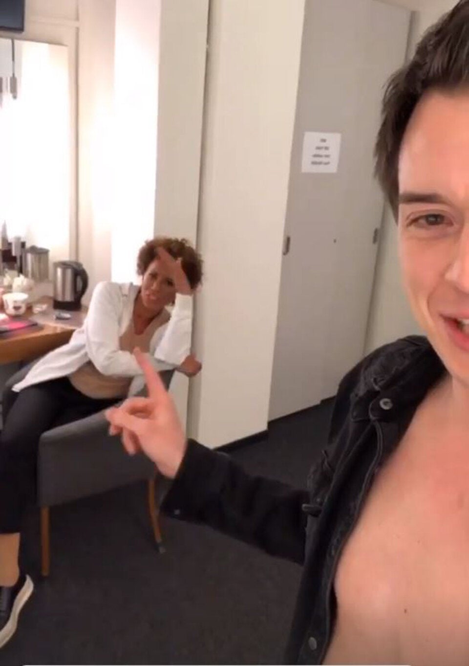 Ö3-Moderator Oben-Ohne in Arabella Kiesbauer-Kabine