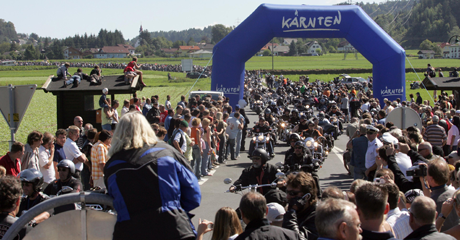 Harley-Lawine rollt Richtung Faaker See