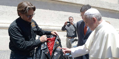 Papst versteigert seine Harley Davidson 