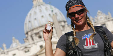 Papst segnet Harley-Davidson Biker