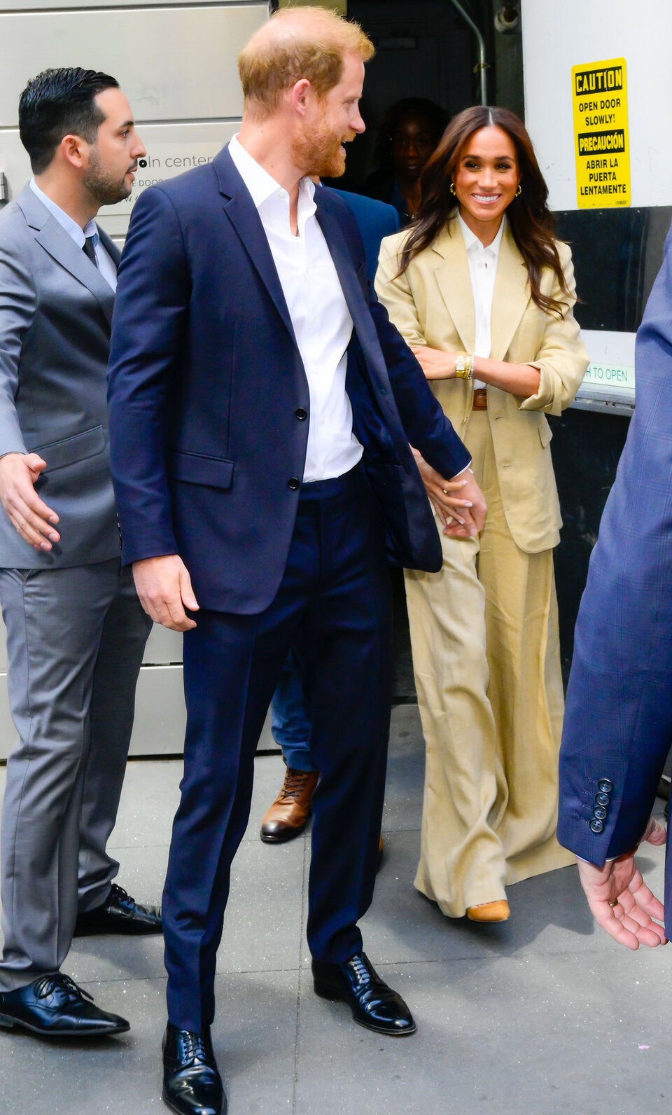 Neue Bilder zeigen Meghan ist der Star, Harry schleicht ihr unbeholfen & komisch hinterher