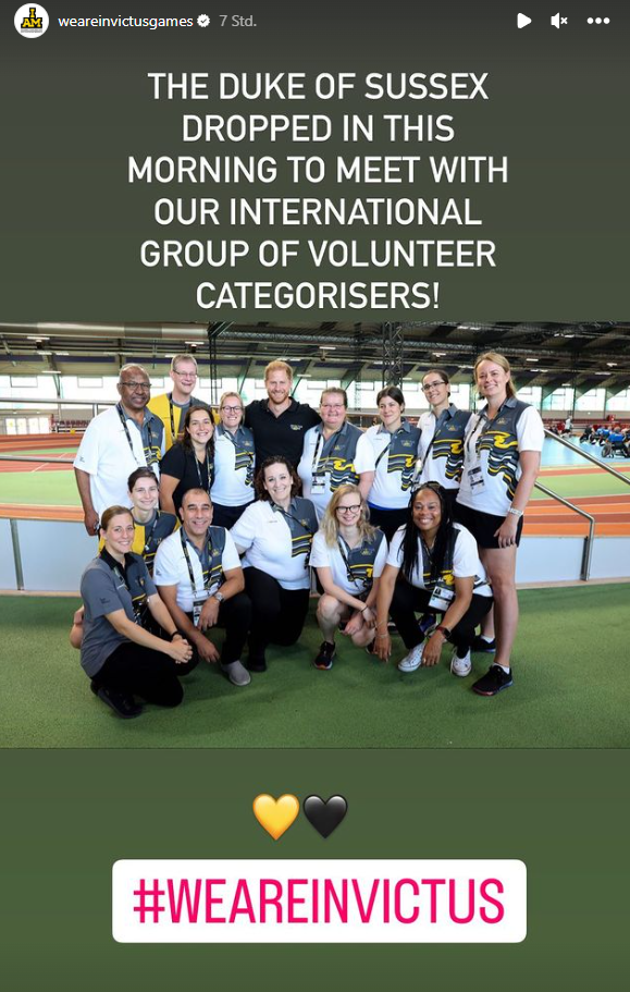 Düsseldorf: Prinz Harry wird von Fans vorm Rathaus gefeiert