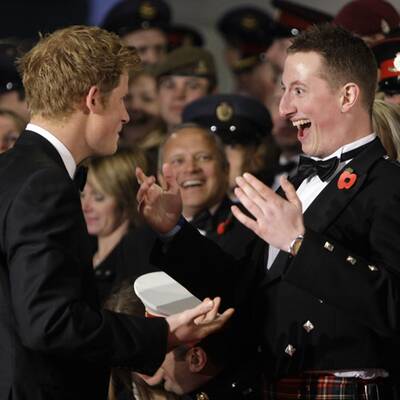 Bond-Premiere: Prinz Harry stahl 007 die Show