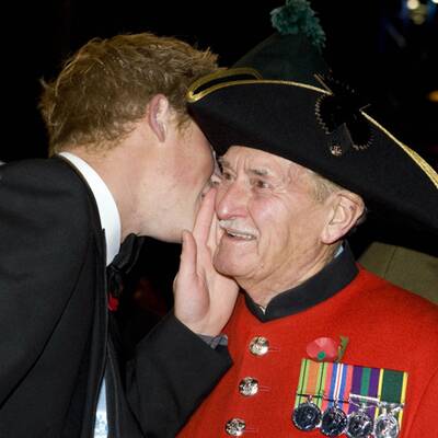 Bond-Premiere: Prinz Harry stahl 007 die Show