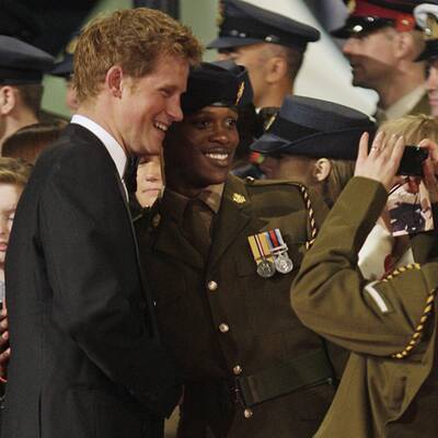 Bond-Premiere: Prinz Harry stahl 007 die Show