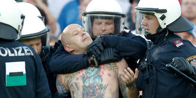 Enttäuschte GAK-Fans stürmen Feld