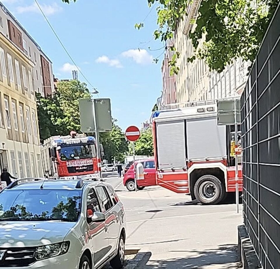 Großeinsatz! Kind in Wien von Auto erfasst