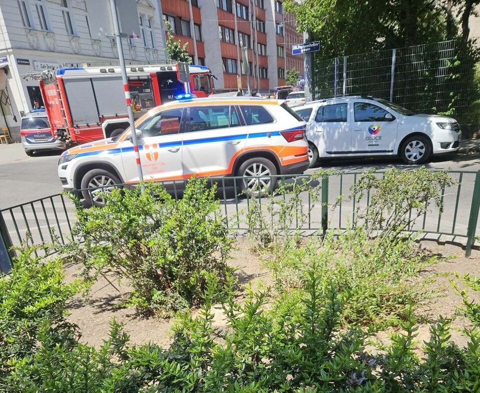 Großeinsatz! Kind in Wien von Auto erfasst