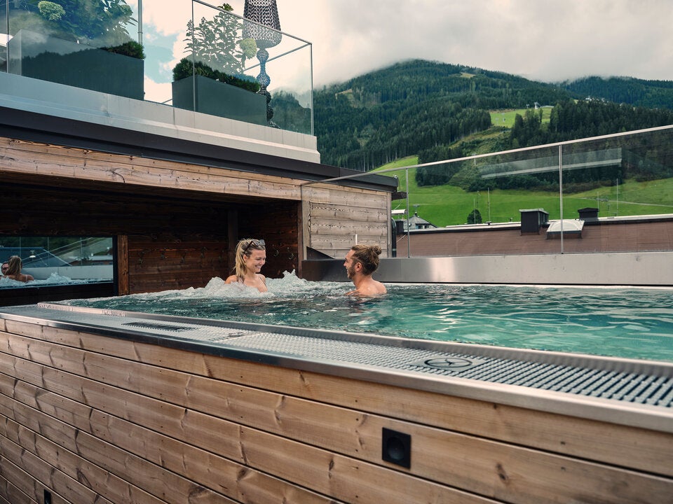 Traumhafte Kulisse im Rooftop-Pool.