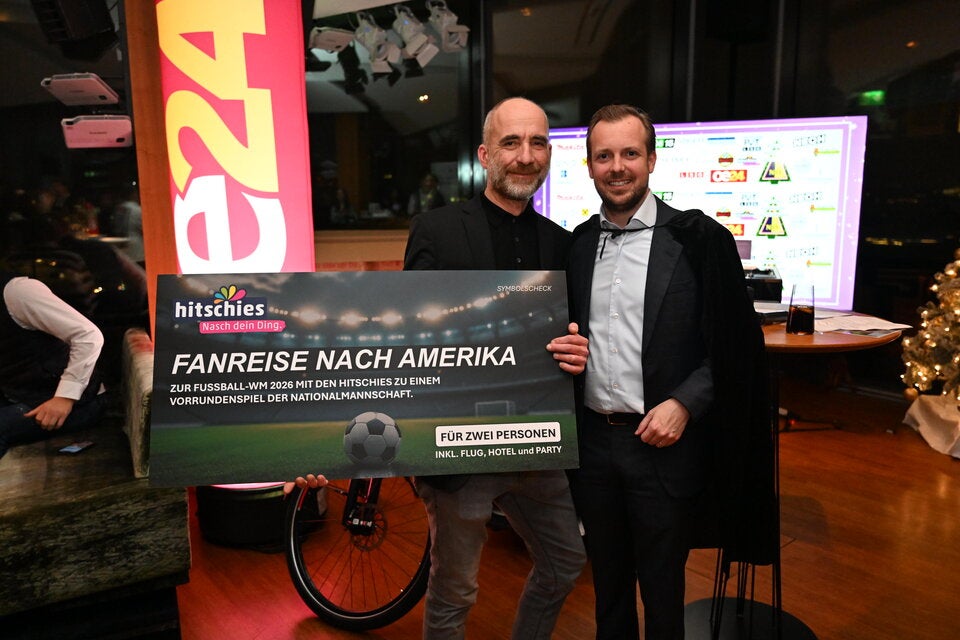 Ulrich Flatnitzer, Fahrschulinhaber der Fahrschule beim AKH hat die Fanreise nach Amerika ersteigert. Niki Fellner, oe24 CEO gratuliert herzlich.