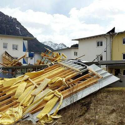 Planenanhänger wurde auf der B17 in Traiskirchen-Möllersdorf auf die Badener Bahn geschleudert