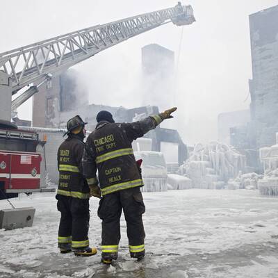 Feuerwehr vereist Kaufhaus