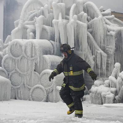 Feuerwehr vereist Kaufhaus