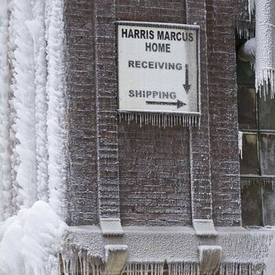 Feuerwehr vereist Kaufhaus