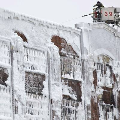 Feuerwehr vereist Kaufhaus