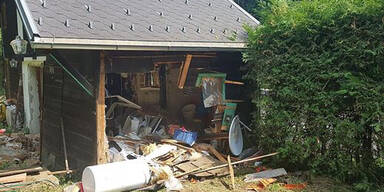 Pkw rast in Haus - Duschende Bewohnerin verletzt