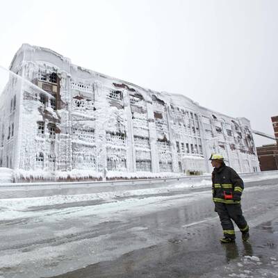 Feuerwehr vereist Kaufhaus
