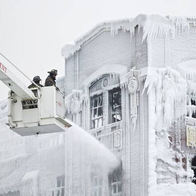 Feuerwehr vereist Kaufhaus