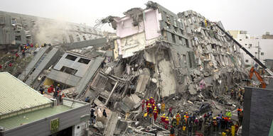 Hochhaus stand auf Speiseölkanistern 