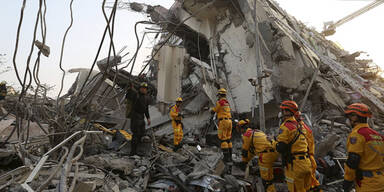 Hochhaus stand auf Speiseölkanistern 
