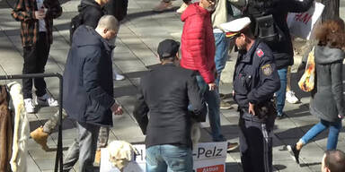 Scherzbolde verkaufen "Haustierpelze" auf der Mah&uuml;