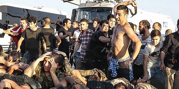 Schockbilder Erdogan Putsch Soldaten