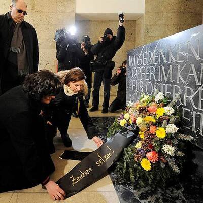 Kranzniederlegung am Heldenplatz 