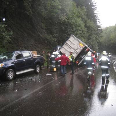 LKW stürzt auf Bundesheer-Van