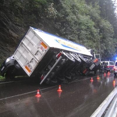 LKW stürzt auf Bundesheer-Van