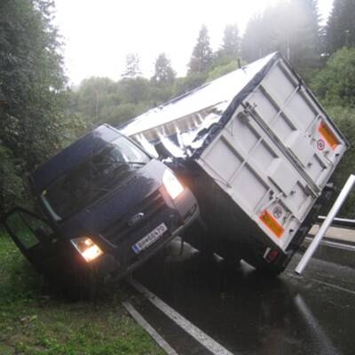 LKW stürzt auf Bundesheer-Van