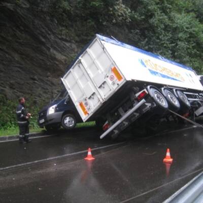 LKW stürzt auf Bundesheer-Van