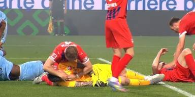 Drama um Bundesliga-Goalie: Mit Trage vom Feld