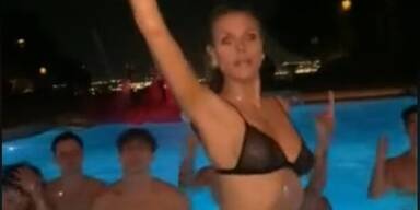 Klum halbnackt im Pool mit sechs 'Boys'