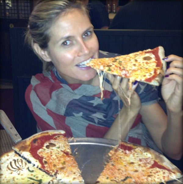 Heidi Klum gönnt sich eine Pizza