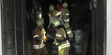 Feuerwehr rettet 25 Menschen aus brennendem Haus