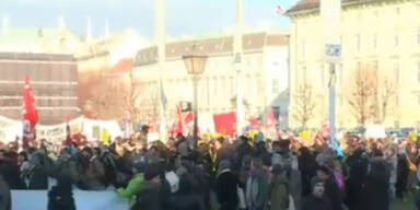 Polizei mit Tomaten und Eiern beworfen