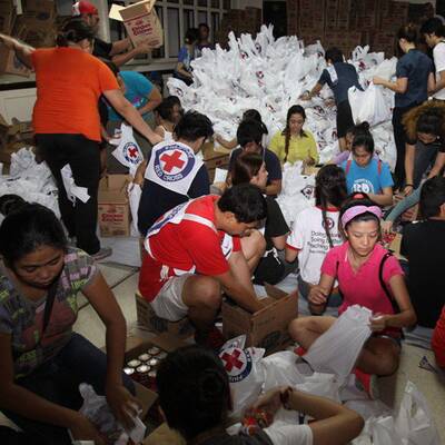 Erste Helfer treffen im Krisengebiet ein