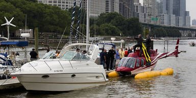 Hubschrauber landet mitten im Hudson River