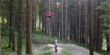 Mountainbiker stürzt über Hindernis