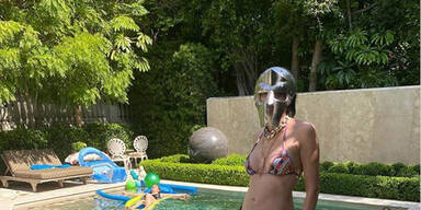 Sharon Stone mit Helm - und sonst fast nix