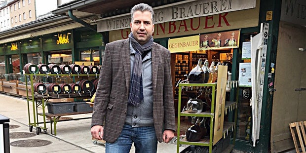 Hier werden die Raucher-Sheriffs von Polizisten beschützt