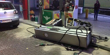 Beim Tanken Zapfs&auml;ule ausgerissen