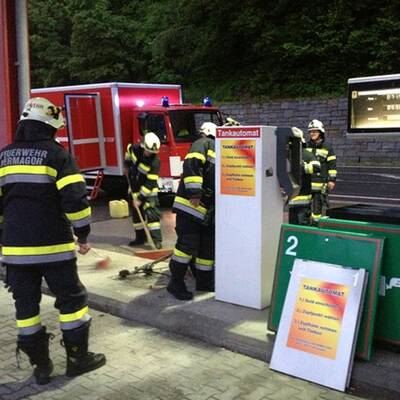 Beim Tanken Zapfsäule ausgerissen