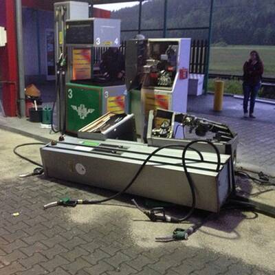Beim Tanken Zapfsäule ausgerissen