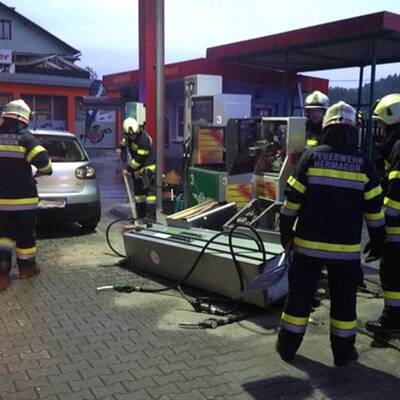 Beim Tanken Zapfsäule ausgerissen