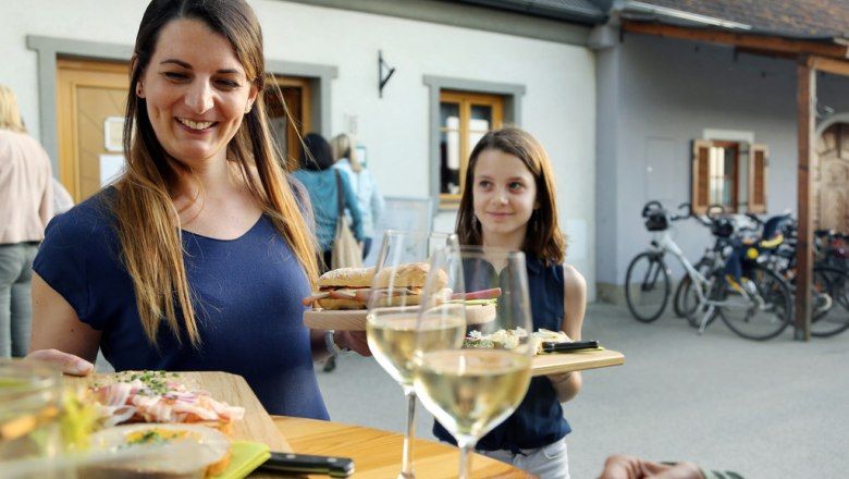 Grüner Veltliner ist hierzulande auf ein Drittel der Rebfläche zuhause und zählt zu den beliebten Heurigenweinen.