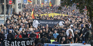Hooligan-Randale: 44 Polizisten verletzt 