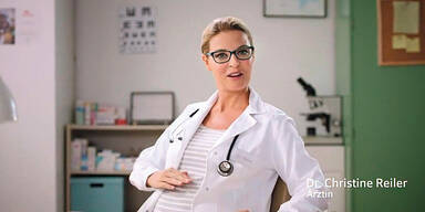 Reiler zeigt stolz ihren Babybauch